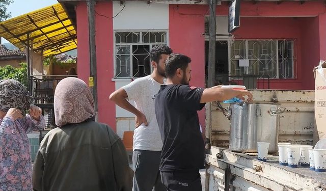 İzmir'den Balıkesir'e destek: Hazırlanan yemekler depremzedelere dağıtılıyor
