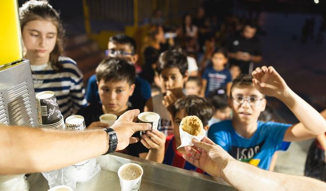 İzmirli miniklere 'serinleten' sürpriz: Belediye ekipleri ikramda bulundu