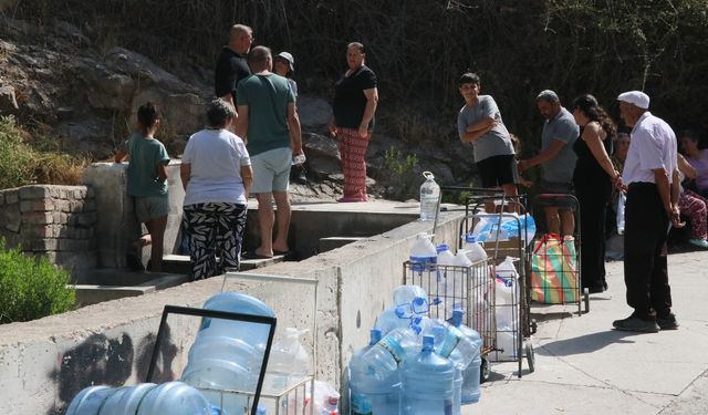 İzmir'de 8 ilçe susuz kaldı: Vatandaşlar soluğu çeşmede aldı, kuyruk oluştu