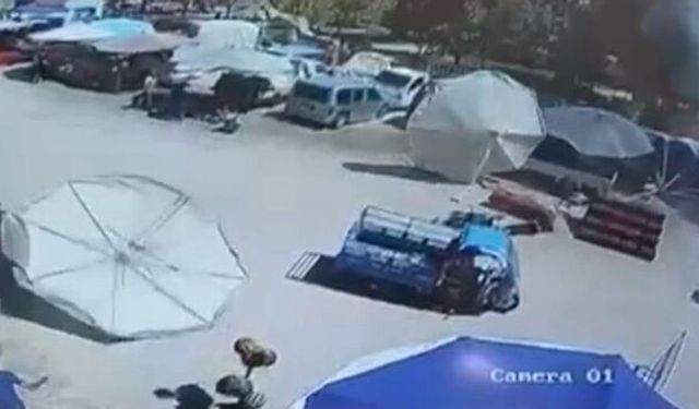 İzmir’de anne bebek ölümden döndü: Uçan şemsiye üstlerine düştü
