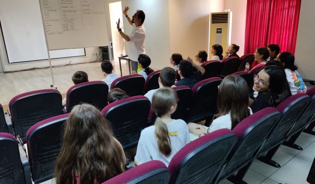 İzmir'de genç tiyatrocular sahnede: Yeni sezon başlıyor!