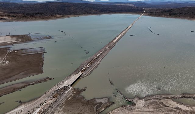 İzmirlileri şaşırtan görüntü: Barajda sular çekildi, eski otoyol ortaya çıktı