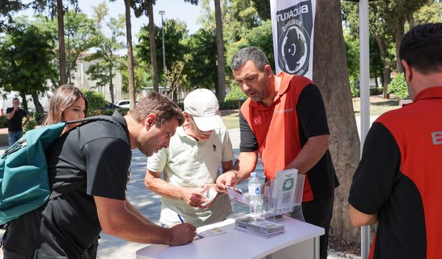 Afet bilinci Buca’da yayılıyor: Hayat kurtaran kart dağıtıldı!
