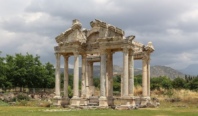 İzmir'e yakın ruhunuzu etkileyecek o rota: Mermer, sanat ve aşk burada dans ediyor