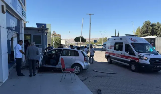 AKP İl Başkanlığı binasına araç daldı: Yaralılar var