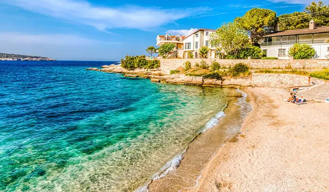 İzmir'de Maldivleri aratmayacak bir plaj: Deniz gözlüğünüzü yanınıza alın, balıklarla yüzeceksiniz