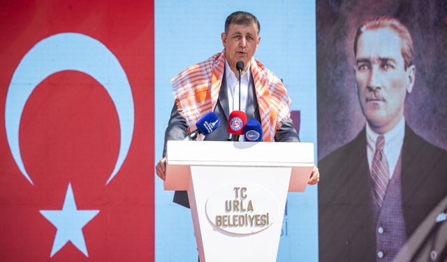 İzmir'deki şenlikte 'alkış' polemiği: Başkan Tugay, kaymakama seslendi