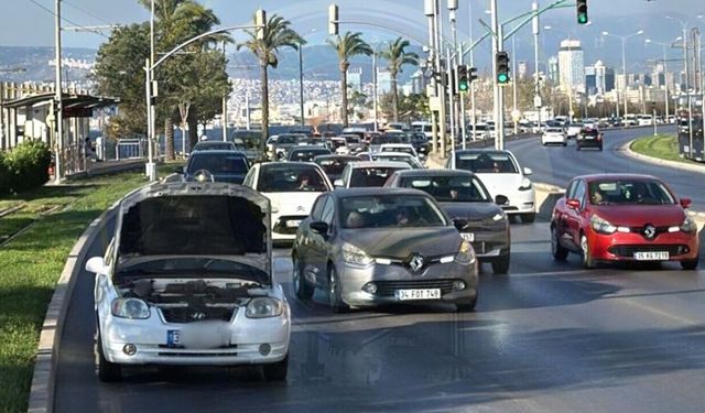 İzmirli sürücüler dikkat: Mustafa Kemal Sahil Bulvarı’nda arızalı araç trafiği aksattı