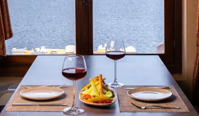 İzmir'in en güzel manzaralı kafesinde çay 25, kahve 40 TL