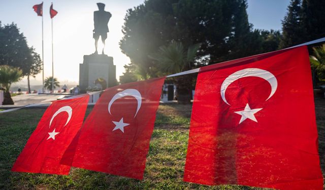 Bornova'da bayram coşkusu: Düzenlenen programa yoğun ilgi