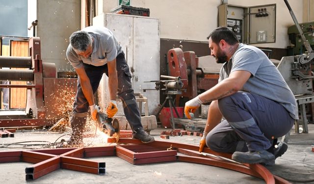 İzmir’in parklarına yeni nesil kapalı banklar: Bornova'daki şantiyelerde huzur ve gölge üretiliyor