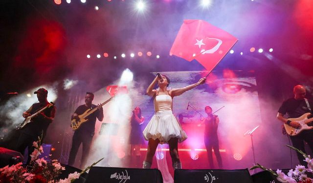 İzmir'de bayram coşkusu: Aydilge konseri sokakları aydınlattı