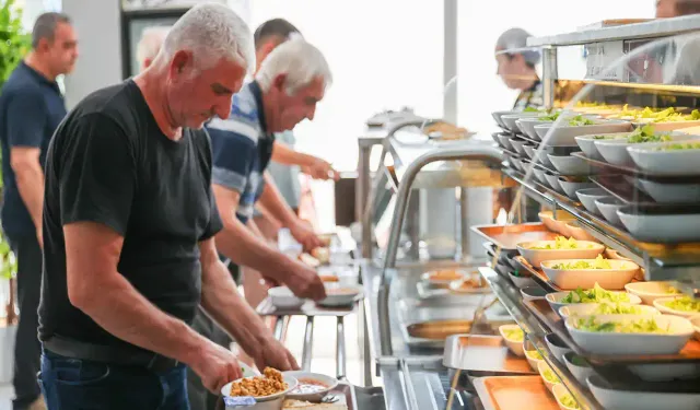Vatandaşlar önünde kuyruk oluşturuyor: Buca'da 4 çeşit yemek 50 TL