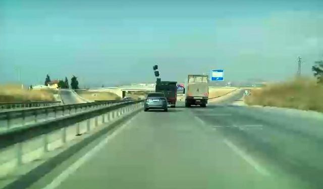 Bursa-İzmir yolunda tehlikeli anlar: Facia kıl payı önlendi!