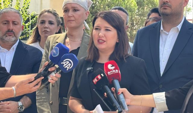 CHP İzmir’den cezaevi önünde açıklama: İlk duruşmada serbest bırakılmasını istiyoruz!