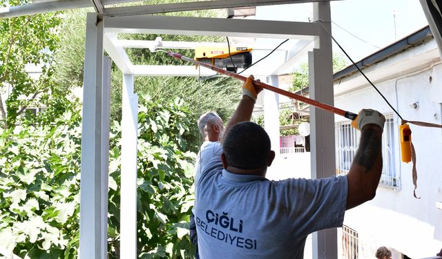 İzmir'de engelli vatandaşa belediye desteği: Evine asansör yapıldı!