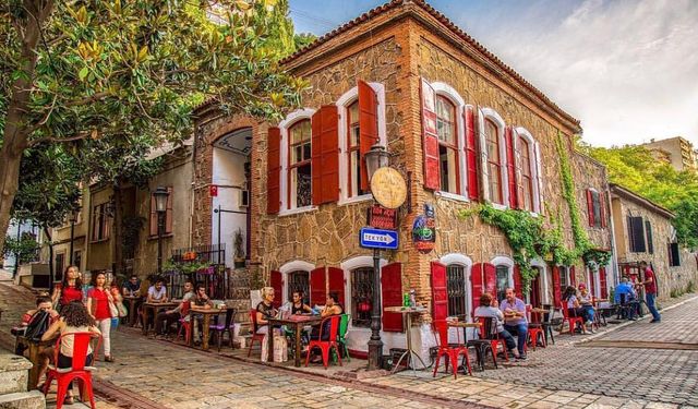 Müzik ve tarihin buluştuğu sokak İzmir’i büyülüyor