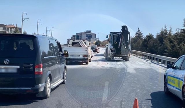 İzmir’de yola engel döküldü: Güzelbahçe'den Seferihisar istikametine doğru trafik kilitlendi