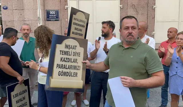 İzmir'de kooperatif mağdurları belediyenin kapısına dayandı: Depremde can kaybı olursa sorumlu Cemil Tugay'dır