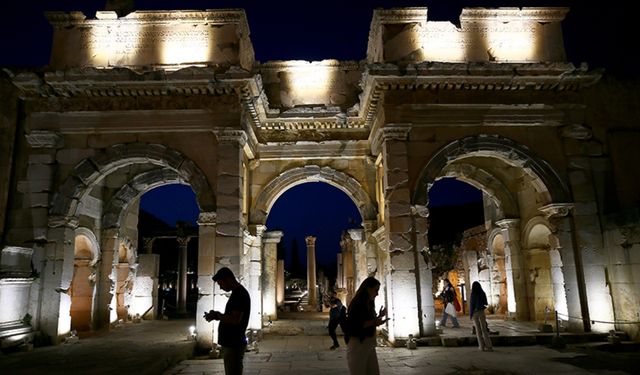 Burası Roma’da değil İzmir’de: Üstelik gece geç saatlere kadar ziyaret edilebilir