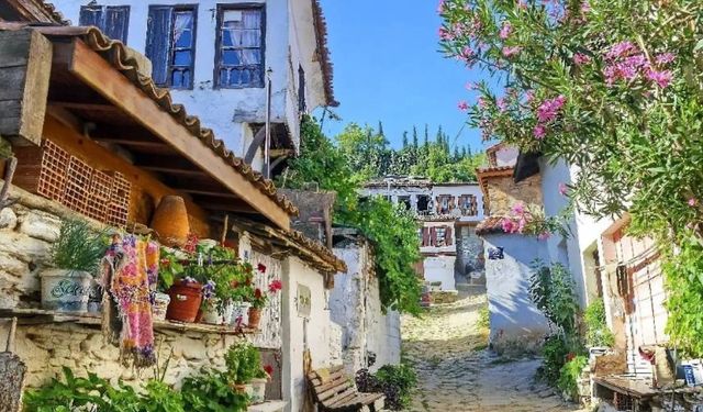 İzmir’de hafızlardan silinmeyecek yaz kaçamağı: Bu turistik köyün tarih kokan sokaklarında mutlaka kaybolmalısınız