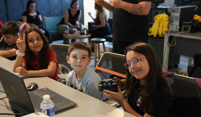 İzmir’de çocuklar robotik teknolojiyle tanıştı: Yeteneklerini sergiledi