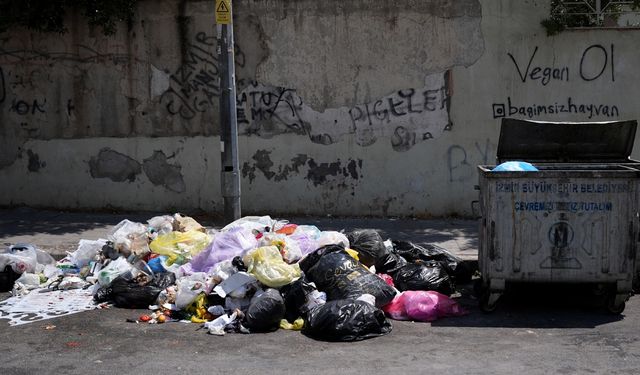 İzmir’de çöp yığınları tepki çekti: Nefes alamıyoruz!