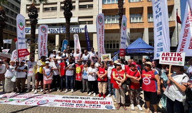 İzmir'de kamu emekçileri, 'tek ayaklı TİS'e' karşı sokağa indi: TİS tiyatroya dönmüştür!