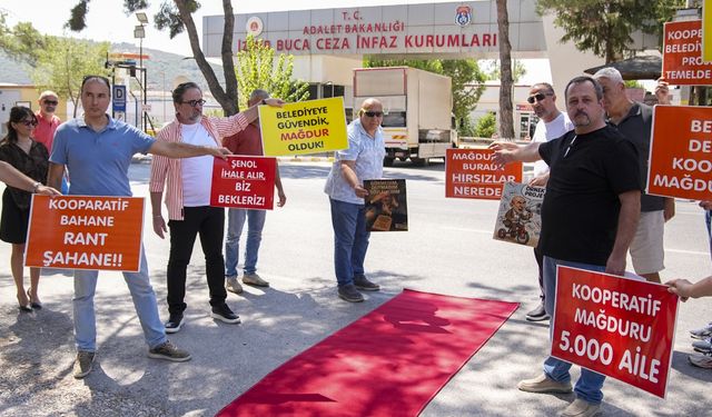 İzmir’de kırmızı halı eylemi: Kooperatif mağdurları cezaevi önünde toplandı