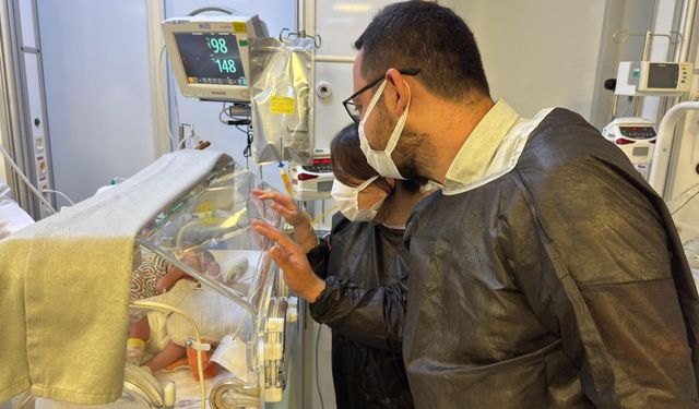 İzmir’de mucize: Organları dışarıda doğan bebek hayata tutundu!