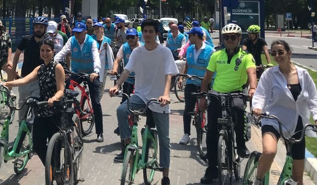 İzmir'de öğrenciler gönüllü ama koşullar yetersiz: Bisikletli ulaşım neden gelişmiyor?