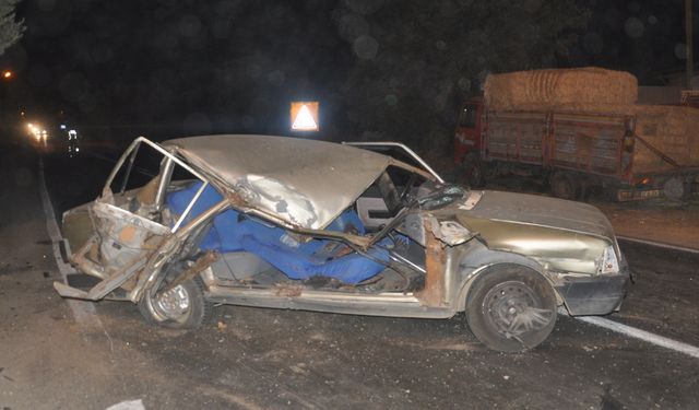 İzmir'de otomobil ile kamyon çarpıştı