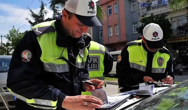 İzmir'de polisten kaçarken tıra çarptı: 69 bin lira ceza yedi!