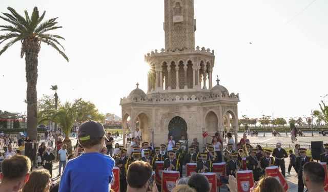 İzmir’de Zafer Bayramı konseri: Vatandaşlar marşlara coşkuyla eşlik etti