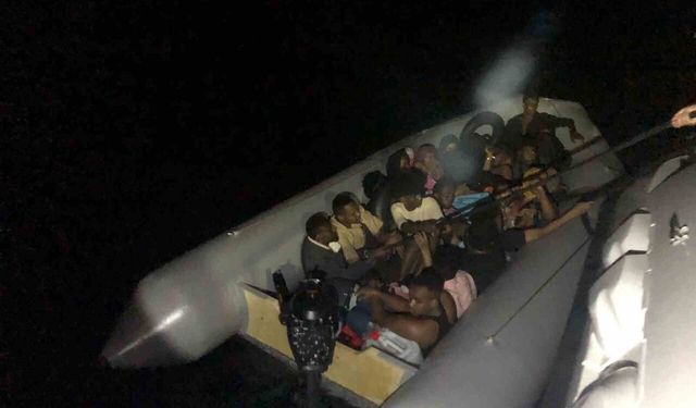 İzmir'de umuda yolculuk son buldu: 4’ü çocuk, 20 göçmen kurtarıldı