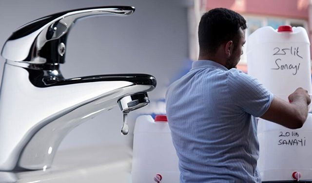 İzmir'de 8 ilçe susuz kaldı: Vatandaşlar soluğu çeşmede aldı, kuyruk oluştu
