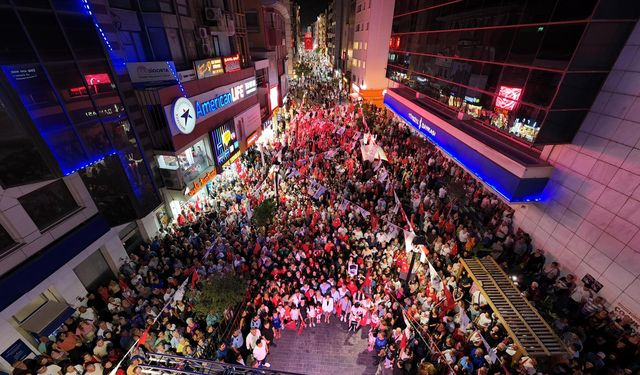 Binlerce İzmirli omuz omuza yürüdü, bayram coşkusu sokakları aydınlattı