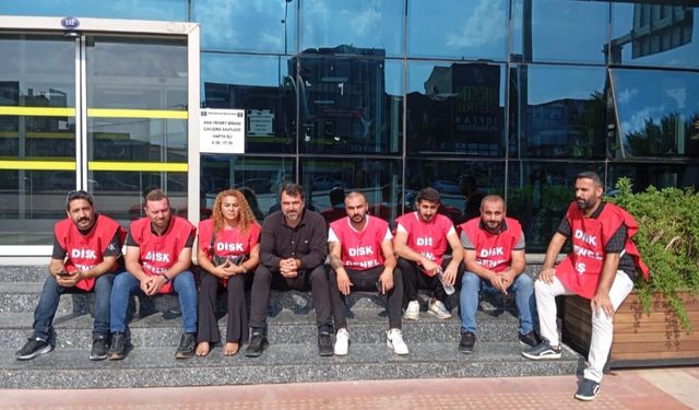 Karabağlar'da 'maaş' krizi sürüyor: Emekçiler oturma eylemine gitti!
