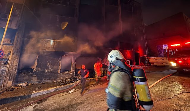 Konak’ta 5 katlı binada yangın alarmı: Mahsur kalan 2 kişi kurtarıldı