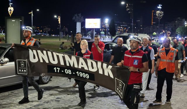 İzmir'de sessiz yürüyüş: Marmara Depremi'nde yitirilen canlar Konak'ta anıldı