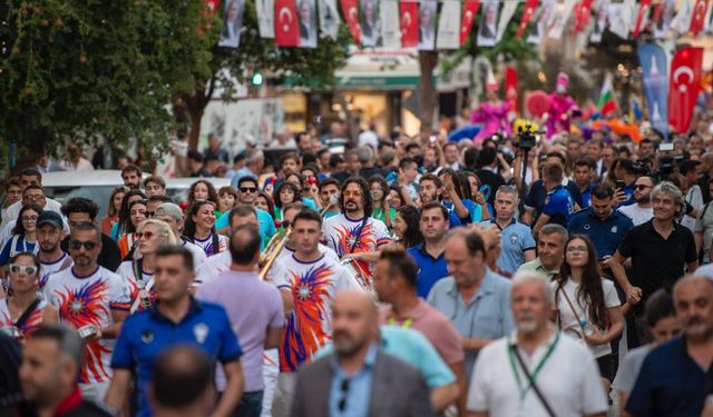 İzmir Enternasyonal Fuarı 94. yılında görkemli kortejle açıldı