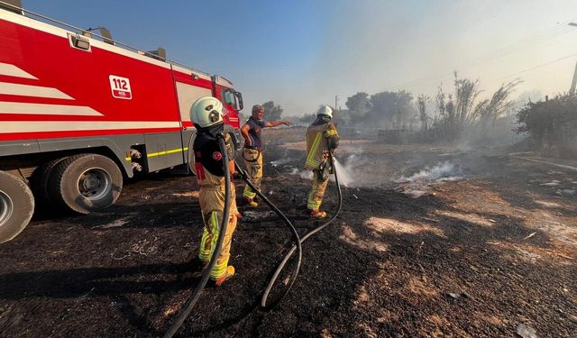 Menemen’deki yangına hızlı müdahale: Fabrikalara sıçramadan söndürüldü