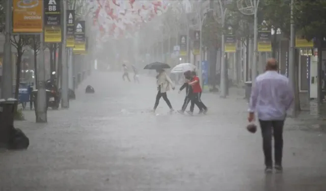 İzmir’de sağanak alarmı: Büyükşehir ekipleri teyakkuzda