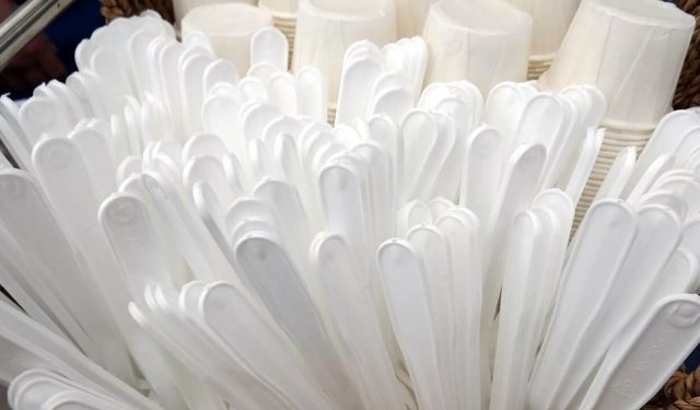 Türkiye’de tek kullanımlık plastikler sınırlanıyor: 3 aşamalı eylem planı açıklandı