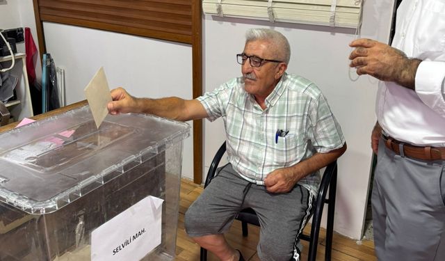 CHP İzmir’de delege seçimleri başladı: Karabağlar Selvili Mahallesi sandığa tek listeyle gitti