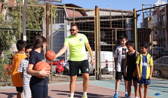 İzmirli çocuklara ücretsiz kurs imkanı: Hem eğleniyorlar, hem spor yapıyorlar!