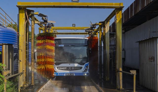 İzmir'de otobüsler su kaynakları korunarak temizleniyor