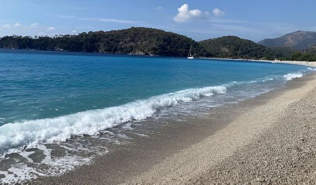 İzmir’de yaz bitmeden bu berrak sularda yüzün: 2025’te Mavi Bayrak aldı