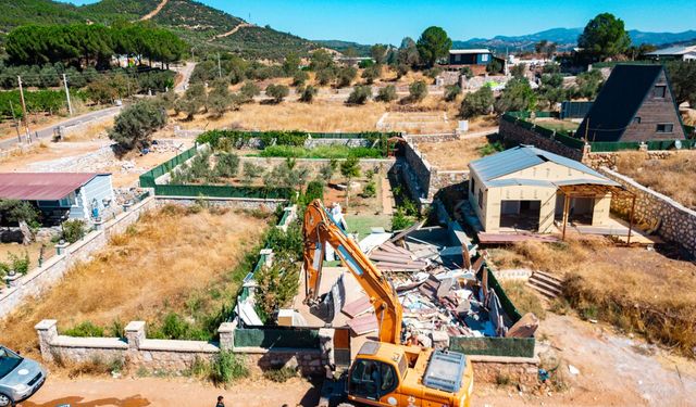 İzmir'in bir ilçesinde hobi bahçelerine darbe: Yıkım başladı