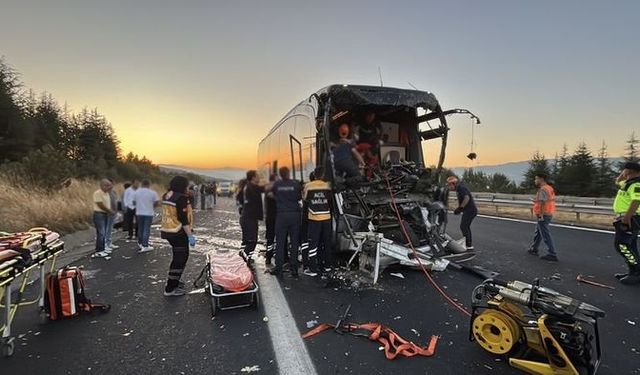 Yolcu otobüsü ile kamyon çarpıştı: 1 ölü, 10 yaralı